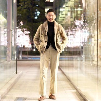 Как носить темно-коричневую водолазку с бежевыми брюками чинос