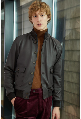 Какие бомберы носить с темно-коричневой водолазкой мужчине