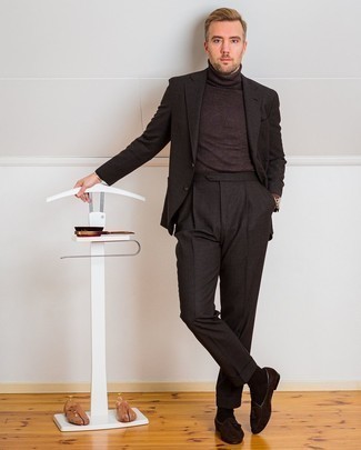 Как носить темно-коричневую водолазку с темно-коричневым костюмом