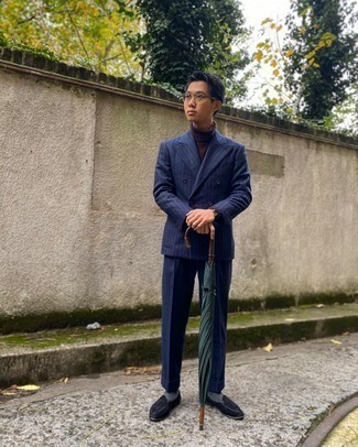 Как носить темно-коричневую водолазку с темно-синим костюмом