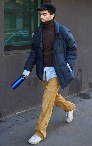 Какие пуховики носить с темно-коричневой водолазкой мужчине