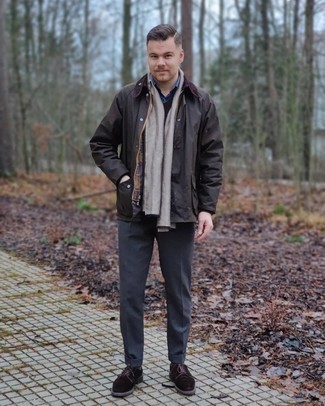 С чем носить темно-коричневый свитер с v-образным вырезом мужчине