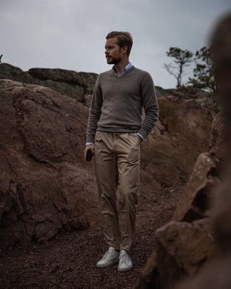 С чем носить темно-коричневый свитер с v-образным вырезом мужчине