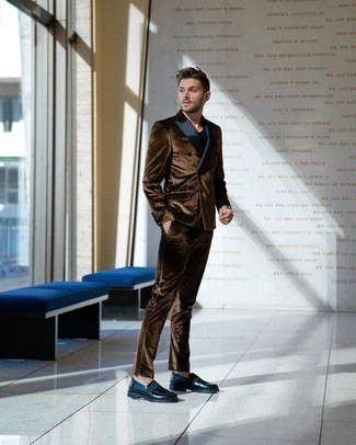 С чем носить темно-коричневый бархатный костюм