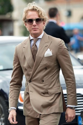 С чем носить темно-коричневый двубортный пиджак в вертикальную полоску мужчине