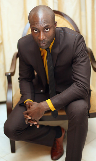 С чем носить темно-коричневый галстук в вертикальную полоску мужчине