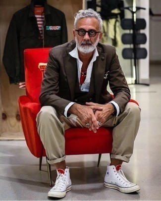 Какие брюки чинос носить с темно-коричневым жилетом