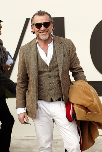 Какие брюки чинос носить с темно-коричневым жилетом