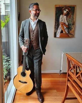 Какие костюмы носить с темно-коричневым жилетом