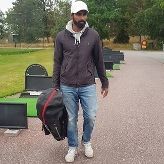 Какие джинсы носить с темно-коричневой ветровкой мужчине