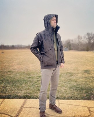 Какие джинсы носить с темно-коричневой ветровкой мужчине