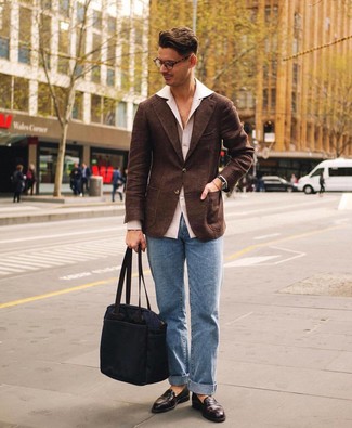 Как носить темно-коричневый шерстяной пиджак с голубыми джинсами мужчине