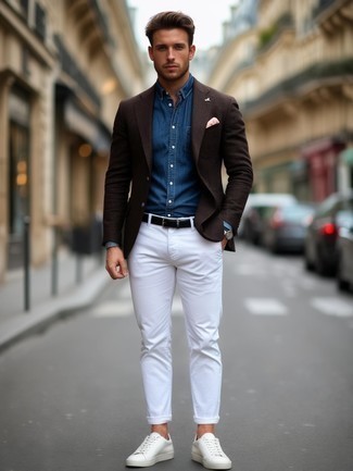 Как носить темно-коричневый шерстяной пиджак с белыми брюками чинос