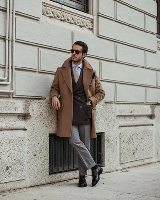 С чем носить темно-коричневый шерстяной двубортный пиджак мужчине