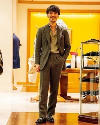 Как носить темно-коричневый шерстяной костюм с черными кожаными лоферами