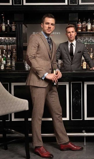 С чем носить темно-коричневый шерстяной костюм-тройку