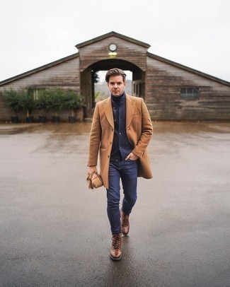 Какие зауженные джинсы носить с темно-коричневыми рабочими ботинками мужчине