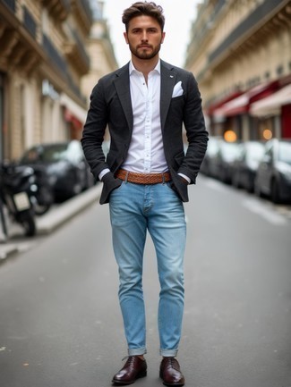 С чем носить темно-коричневый кожаный плетеный ремень мужчине