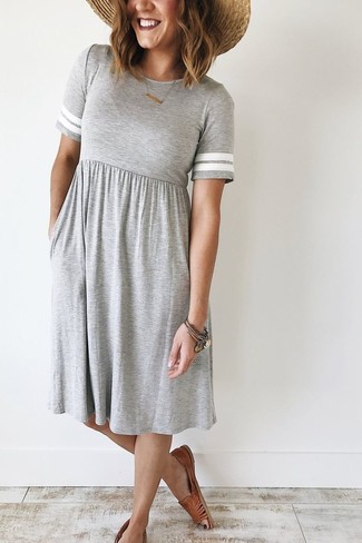 С чем носить темно-коричневые кожаные плетеные босоножек женщине