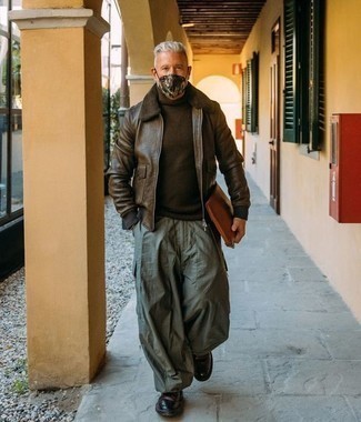 С чем носить темно-коричневый мужской клатч мужчине