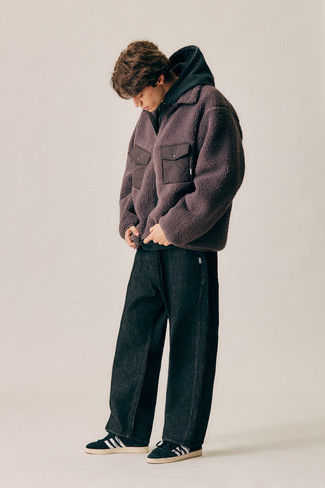 Какие джинсы носить с темно-коричневым свитером на молнии мужчине