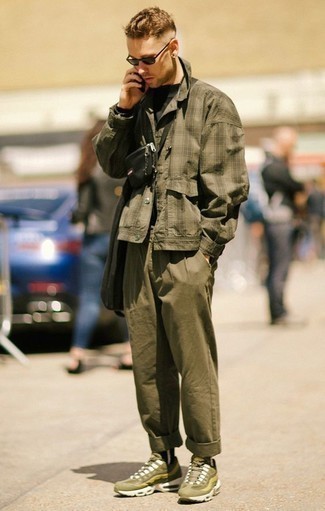 Какие водолазки носить с темно-зелеными кроссовками мужчине