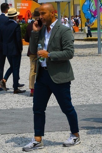 Какие кроссовки носить с темно-зеленым пиджаком мужчине