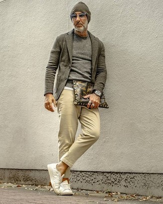 Как носить темно-зеленый пиджак с бежевыми брюками чинос