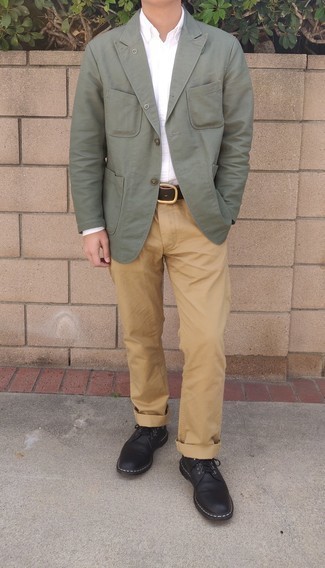 Как носить темно-зеленый пиджак с бежевыми брюками чинос