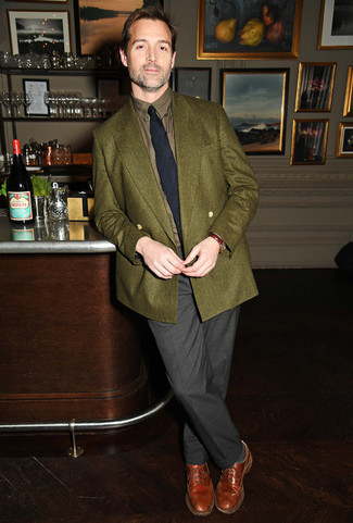 Как носить темно-зеленый пиджак с коричневыми кожаными брогами