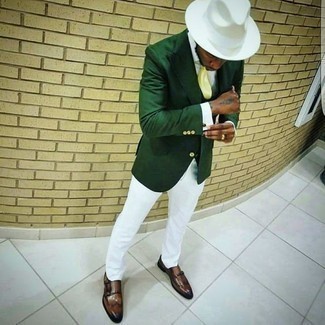 Как носить темно-зеленый пиджак с коричневыми кожаными монками с двумя ремешками