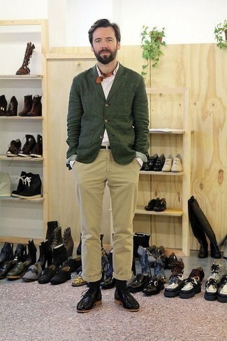 Какие брюки чинос носить с темно-зеленым пиджаком