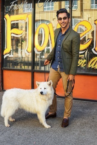 Какие брюки чинос носить с темно-зеленым пиджаком