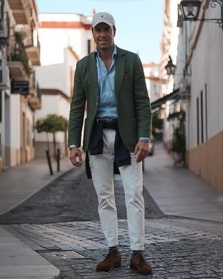 Какие свитера с круглым вырезом носить с темно-зеленым пиджаком мужчине