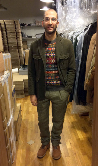 Какие свитера с круглым вырезом носить с темно-зеленым пиджаком мужчине