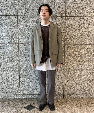 Какие свитера с круглым вырезом носить с темно-зеленым пиджаком мужчине