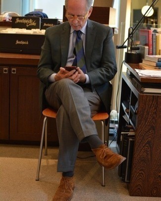 Какие ботинки дезерты носить с темно-зеленым пиджаком