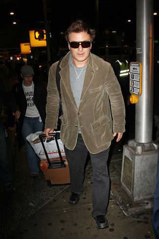 Как носить темно-зеленый пиджак с серыми брюками чинос