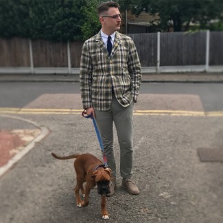 Как носить темно-зеленый пиджак с серыми брюками чинос