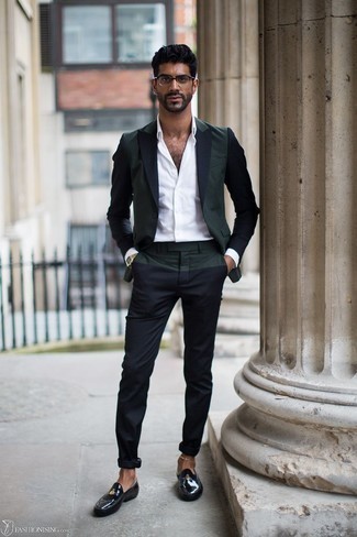 Какие лоферы носить с темно-зеленым пиджаком мужчине