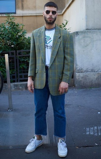 Какие низкие кеды носить с темно-зеленым пиджаком мужчине