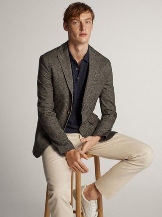 Какие низкие кеды носить с темно-зеленым пиджаком мужчине