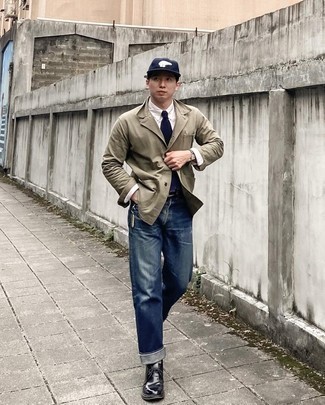 Как носить темно-зеленый пиджак с темно-синими джинсами мужчине