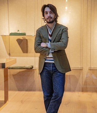 Как носить темно-зеленый пиджак с темно-синими джинсами мужчине