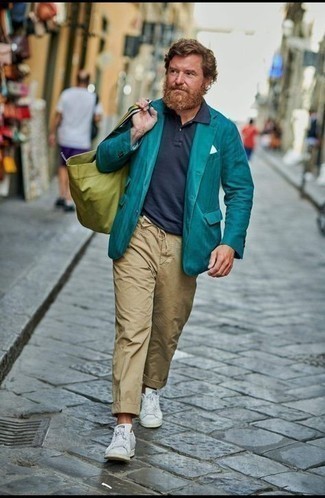 Какие футболки-поло носить с темно-зеленым пиджаком мужчине