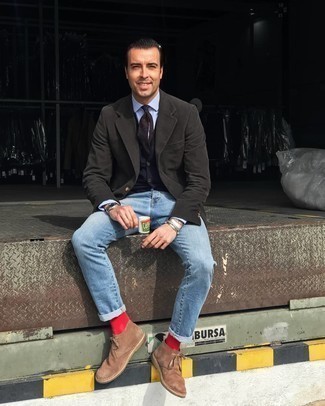 Какие трикотажные жилеты носить с темно-зеленым пиджаком мужчине