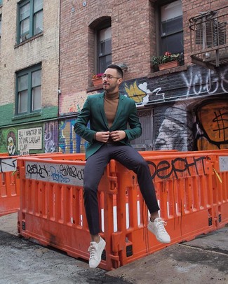 Какие водолазки носить с темно-зеленым пиджаком мужчине