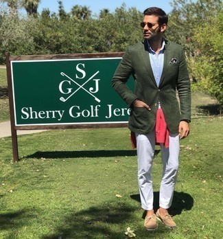 Как носить темно-зеленый пиджак с белыми брюками чинос