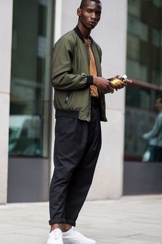 Как носить темно-зеленый бомбер с черными брюками чинос