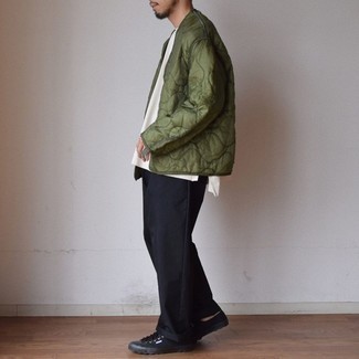 Как носить темно-зеленый бомбер с черными брюками чинос